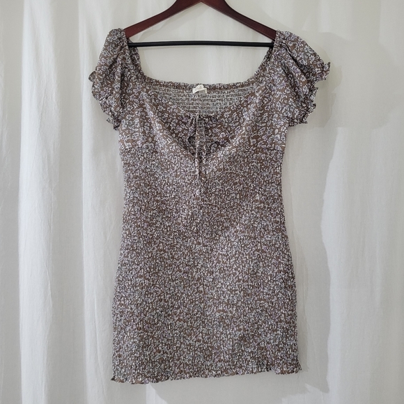 Blush J Short Sleeve Front Tie Ruched Mini Dress in Tan & White Floral Print - Picture 1 of 3